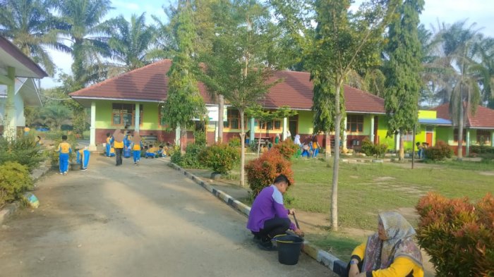 Semangat Kebersamaan, Pendidik dan Tendik serta Siswa MIN 3 Tebo Bersih bersih Wujudkan Lingkungan Nyaman