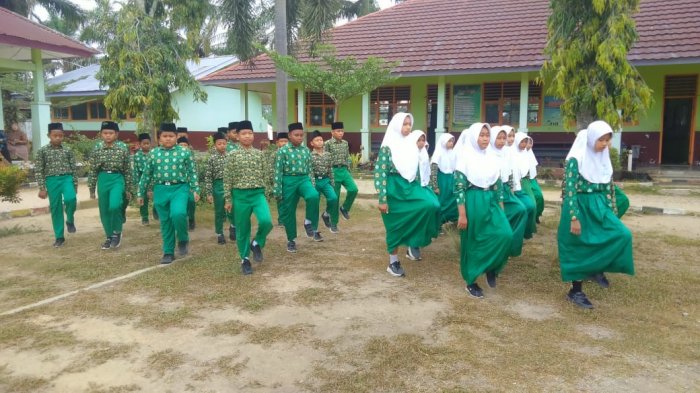 MIN 3 Tebo Gelar Pembiasaan Baris Berbaris dan Setoran Hafalan Lagu Wajib