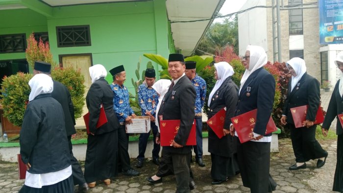 Guru MIN 3 Tebo Menerima Penghargaan Satyalencana dari Pemerintah Republik Indonesia