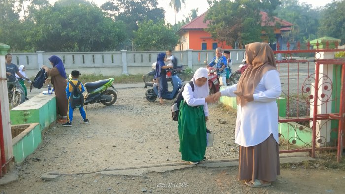 MIN 3 Tebo Terapkan Budaya Salam Setiap Pagi MIN 3 Tebo Terapkan Budaya Salam Setiap Pagi