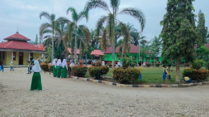 Pemandangan Menyenangkan Setiap Pagi: Siswa Dan Guru Min 3 Tebo Terbiasa Membersihkan Madrasah Pemandangan Menyenangkan Setiap Pagi: Siswa Dan Guru Min 3 Tebo Terbiasa Membersihkan Madrasah