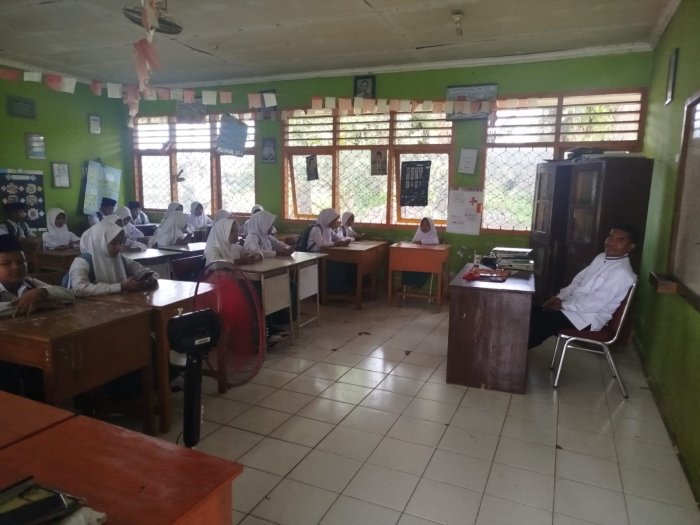 Siswa Kelas VI MIN 3 Tebo Antusias Ikuti Pembelajaran Teks Deskripsi dengan Metode Discovery Learning