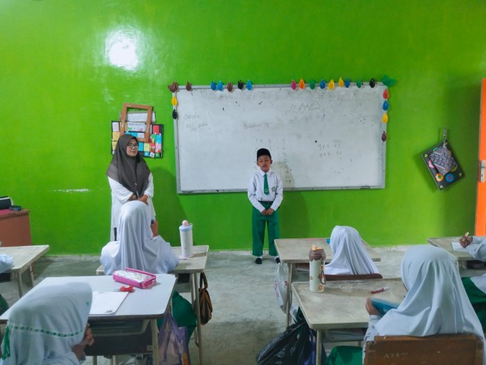 Ibu Uliya, S.Pd.I Ulangi Materi Perkalian Permudah Belajar Matematika Murid Kelas 3A Ibu Uliya, S.Pd.I Ulangi Materi Perkalian Permudah Belajar Matematika Murid Kelas 3A