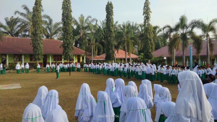 Pelaksanaan Upacara Bendera di MIN 3 Tebo : wujud memupuk rasa kekompakan antar siswa Pelaksanaan Upacara Bendera di MIN 3 Tebo : wujud memupuk rasa kekompakan antar siswa